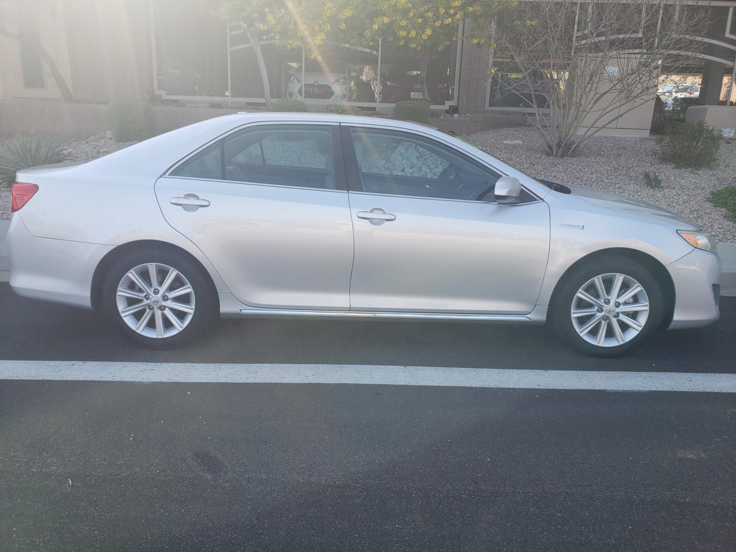 2014 /gray and black Toyota Camry Hybrid lx (4T1BD1FK3EU) with an 3.5L V6 DOHC 24V engine, 5-Speed Automatic transmission, located at 323 E Dunlap Ave., Phoenix, AZ, 85020, (602) 331-9000, 33.567677, -112.069000 - Photo#4